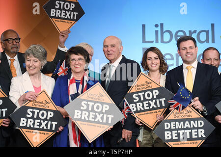 Sir Vince Cable beim Starten der Liberalen Demokraten Kampagne für die Wahlen zum Europäischen Parlament am Dock Gallery in London. Stockfoto