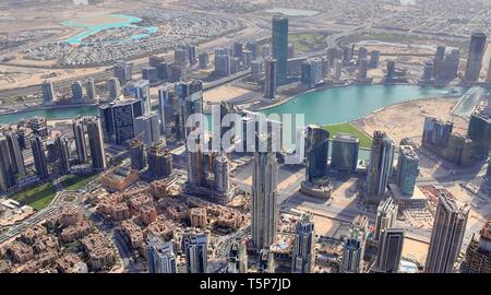 Blick auf das Stadtzentrum von Dubai an einem sonnigen Tag Stockfoto