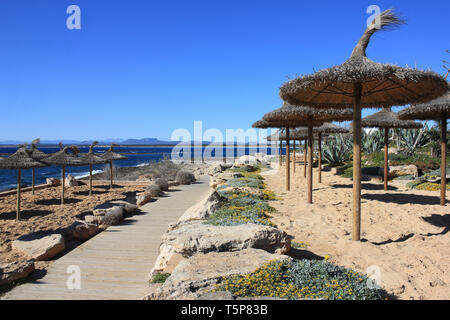 Holzsteg entlang der Promenade an der Colonia Sant Jordi, Mallorca, Spanien Stockfoto