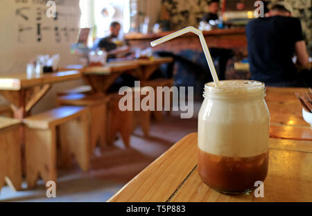 Iced Cappuccino auf hölzernen Tisch des Cafe Stockfoto