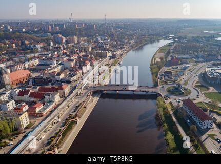 Drone Ansicht am Kreisverkehr in Gorzow Wielkopolski und Warthe. Gorzow Wielkopolski ist eine Stadt im Westen Polens, auf der Warthe. Es ist die Zweite Stockfoto