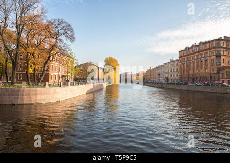 Sonnige herbst Tage in St. Petersburg. Schöne Stadt Landschaft, Böschungen des Flusses Moika im Unterlauf in der Nähe der Insel von New Holland Stockfoto