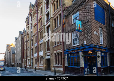 England, London, Wapping, Wapping High Street, Wohn- Wharf Gebäude und Stadt von Ramsgate Pub Stockfoto