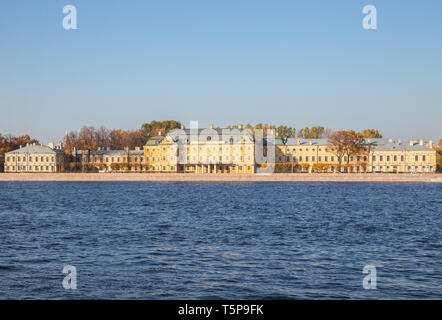 ST. PETERSBURG, Russland - Oktober 16, 2018: Blick auf die Menschikow-palast auf der Newa Damm Stockfoto