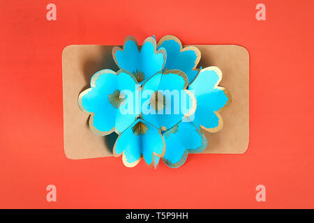 38 Diy dreidimensionale 3d Grußkarten mit Blumen zum Muttertag am lebenden Korallen Hintergrund. Geschenk Idee, Dekor Muttertag. Schritt für Schritt. Nach oben V Stockfoto