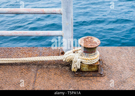 Seil dick mit Steel Pier für Stop Boot gebunden Stockfoto
