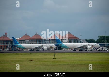 DENPASAR/BALI - 11. APRIL 2019: Garuda Indonesia Fluggesellschaft parken auf dem internationalen Flughafen Ngurah Rai Bali Schürze in der Nähe des Airport terminal Building ein Stockfoto