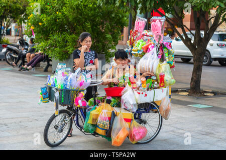 Vietnamesische Frau Verkauf von Speisen und Früchte von einem Dreirad in Ho Chi Minh City Center, Saigon, Vietnam, Asien Stockfoto