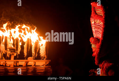 Theyyam (Teyyam, Theyam, Theyyattam) ist ein beliebtes Ritual Form der Anbetung in Kerala, dieses Bild zeigt Kathivanoor veeran theyyam Stockfoto