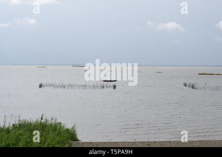 Lagos Canoe, Lagune und drittes Festlandwasser Stockfoto