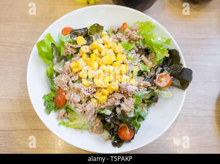 Thunfisch Salat bunte Vielfalt auf hölzernen Tisch Stockfoto