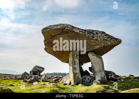 Die Kilclooney Dolmen ist neolithischen Denkmal zurück zu 4000 dating bis 3000 v. Chr. von Ardara und Portnoo im County Donegal, Irland. Stockfoto