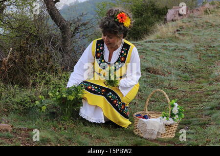 Bov, Bulgarien - 20. April 2019: Bewegungen des Drachen nach Tag, ist ein traditionelles, bulgarisches festlichen Tag. Mädchen, die sich Frauen im Laufe des letzten Jahres sind aufgerufen, Bewegungen des Drachen nach. Stockfoto