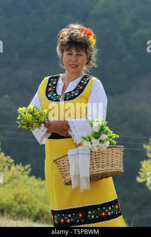 Bov, Bulgarien - 20. April 2019: Bewegungen des Drachen nach Tag, ist ein traditionelles, bulgarisches festlichen Tag. Mädchen, die sich Frauen im Laufe des letzten Jahres sind aufgerufen, Bewegungen des Drachen nach. Stockfoto