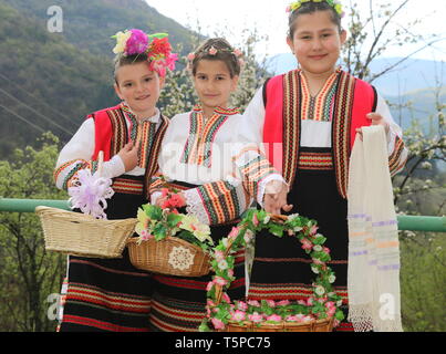 Bov, Bulgarien - 20. April 2019: Bewegungen des Drachen nach Tag, ist ein traditionelles, bulgarisches festlichen Tag. Mädchen, die sich Frauen im Laufe des letzten Jahres sind aufgerufen, Bewegungen des Drachen nach. Stockfoto