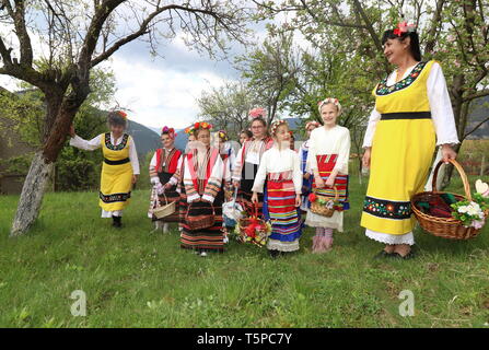 Bov, Bulgarien - 20. April 2019: Bewegungen des Drachen nach Tag, ist ein traditionelles, bulgarisches festlichen Tag. Mädchen, die sich Frauen im Laufe des letzten Jahres sind aufgerufen, Bewegungen des Drachen nach. Stockfoto