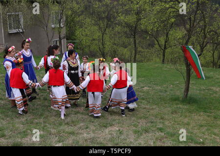 Bov, Bulgarien - 20. April 2019: Bewegungen des Drachen nach Tag, ist ein traditionelles, bulgarisches festlichen Tag. Mädchen, die sich Frauen im Laufe des letzten Jahres sind aufgerufen, Bewegungen des Drachen nach. Stockfoto