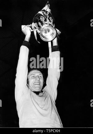 Wolverhampton Wanderers FC Kapitän Mike Bailey hält die Liga Cup nach dem Sieg gegen Manchester City im Wembley 1974 Stockfoto