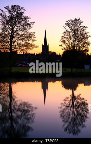 Der hl. Laurentius Kirche und Reflexion in der Themse bei Sonnenaufgang im Frühling. Lechlade an der Themse, Cotswolds, Gloucestershire, England Stockfoto