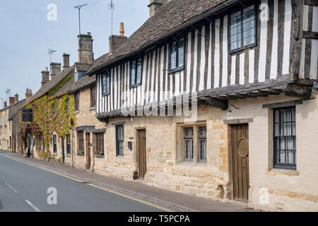 Kings Head House und The Wheatsheaf Inn. Northleach, Gloucestershire, Cotswolds, England Stockfoto