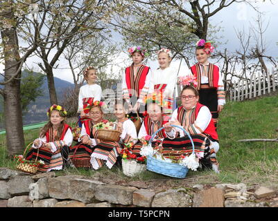 Bov, Bulgarien - 20. April 2019: Bewegungen des Drachen nach Tag, ist ein traditionelles, bulgarisches festlichen Tag. Mädchen, die sich Frauen im Laufe des letzten Jahres sind aufgerufen, Bewegungen des Drachen nach. Stockfoto