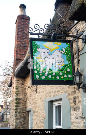 Das Lamb Inn Zeichen auf einem frühen Frühling Morgen im Little Milton, Oxfordshire, England Stockfoto