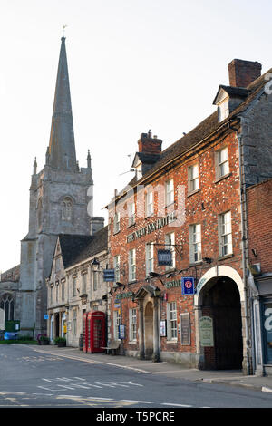 The New Inn Hotel auf einem frühen Frühling Morgen in Lechlade an der Themse, Cotswolds, Gloucestershire, England Stockfoto