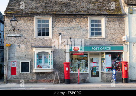 Die Post in Lechlade an einem Frühlingsmorgen. Lechlade an der Themse, Cotswolds, Gloucestershire, VEREINIGTES KÖNIGREICH Stockfoto