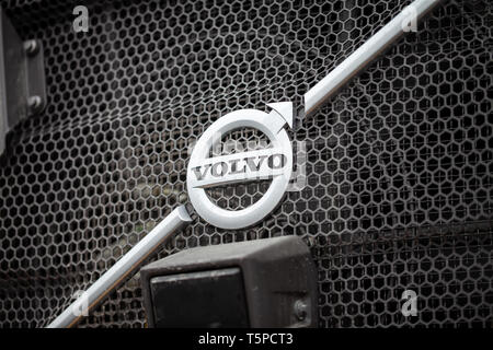 München / Deutschland - April 14, 2019: Volvo Emblem auf einem Volvo Bagger auf der Baustelle. Stockfoto
