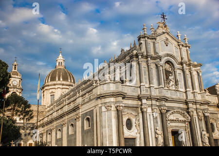 Die Kathedrale von Catania Fassade, barocke Kirche Seitenansicht, der Architektur und dem Glockenturm Stockfoto