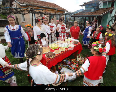 Bov, Bulgarien - 20. April 2019: Bewegungen des Drachen nach Tag, ist ein traditionelles, bulgarisches festlichen Tag. Mädchen, die sich Frauen im Laufe des letzten Jahres sind aufgerufen, Bewegungen des Drachen nach. Stockfoto