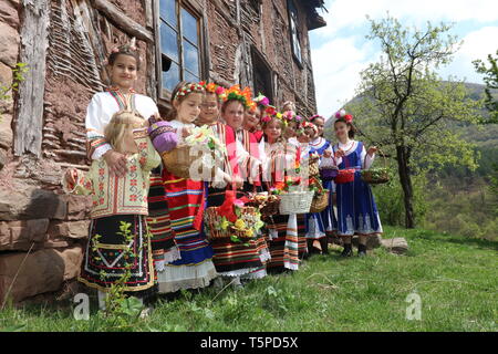 Bov, Bulgarien - 20. April 2019: Bewegungen des Drachen nach Tag, ist ein traditionelles, bulgarisches festlichen Tag. Mädchen, die sich Frauen im Laufe des letzten Jahres sind aufgerufen, Bewegungen des Drachen nach. Stockfoto