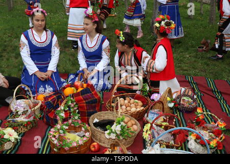 Bov, Bulgarien - 20. April 2019: Bewegungen des Drachen nach Tag, ist ein traditionelles, bulgarisches festlichen Tag. Mädchen, die sich Frauen im Laufe des letzten Jahres sind aufgerufen, Bewegungen des Drachen nach. Stockfoto