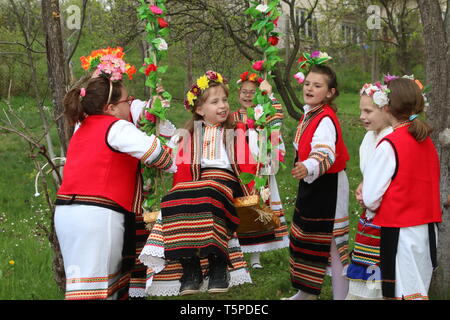 Bov, Bulgarien - 20. April 2019: Bewegungen des Drachen nach Tag, ist ein traditionelles, bulgarisches festlichen Tag. Mädchen, die sich Frauen im Laufe des letzten Jahres sind aufgerufen, Bewegungen des Drachen nach. Stockfoto