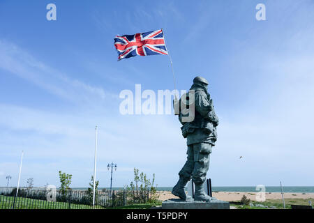 Bronze Royal Marine' Yomper' Memorial Statue außerhalb der jetzt geschlossenen Royal Marines Museum, Fareham, Hampshire, Großbritannien Stockfoto
