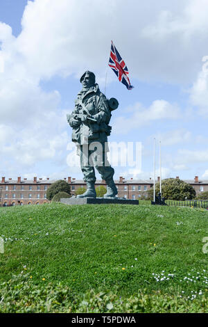 Bronze Royal Marine' Yomper' Memorial Statue außerhalb der jetzt geschlossenen Royal Marines Museum, Fareham, Hampshire, Großbritannien Stockfoto