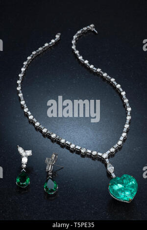 Diamant, Smaragd Halskette & Ohrringe Stockfoto