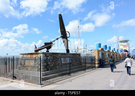 England erwartet, dass jedermann seine Pflicht - der HMS Victory Anker Denkmal für die Schlacht von Trafalgar, Portsmouth, Hampshire, England, UK Zu Tun Stockfoto