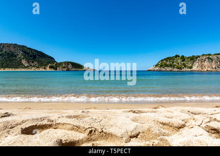 Voidokilia Strand, weissen Sand und kristallklares Wasser Strand in Messenien im Mittelmeerraum in Form des griechischen Buchstabens Omega, Peloponnes, Griechenland, Stockfoto