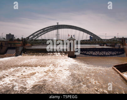 Rochester, New York, USA. April 25, 2019. Blick von der Court Street Bridge mit Blick auf den Genesee River und Downtown Rochester, New York in den späten aft Stockfoto