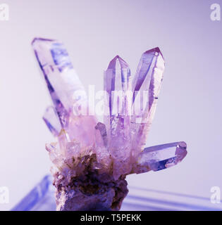 Drusen von mehreren lila Kristalle der natürlichen Edelstein Amethyst aus Vera Cruz Mine auf violette Hintergrund Stockfoto