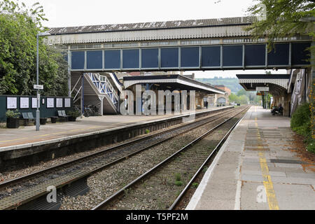 STROUD, ENGLAND - 23. April 2019: Great Western Railway Station in der Stadt Stroud, Cotswolds. Leer Plattformen und eine Fußgängerbrücke überqueren zu tra Stockfoto