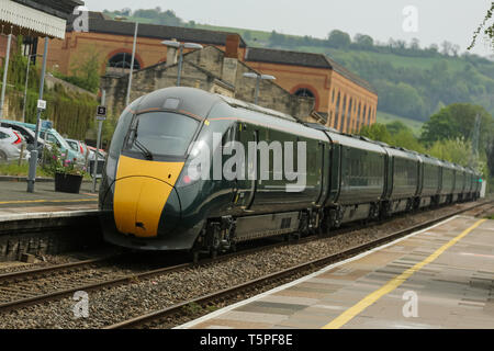 STROUD, ENGLAND - 23. April 2019: Great Western Railway Motor am Stroud Bahnhof ankommen, cotswold. Stockfoto