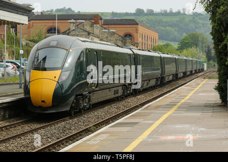 STROUD, ENGLAND - 23. April 2019: Great Western Railway Motor am Stroud Bahnhof ankommen, cotswold. Stockfoto