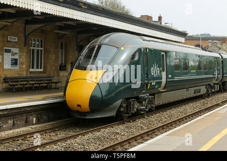 STROUD, ENGLAND - 23. April 2019: Great Western Railway Motor am Stroud Bahnhof ankommen, cotswold. Stockfoto