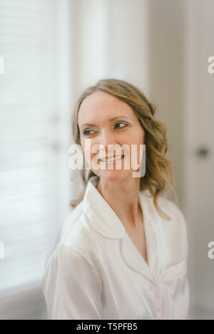 Lächelnde junge Frau Stockfoto