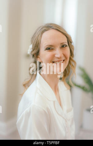 Lächelnden jungen Frau in Weiß Stockfoto