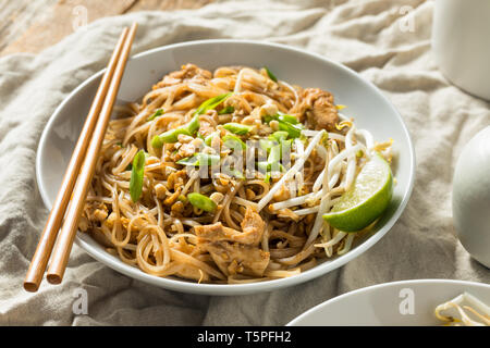 Hausgemachte Huhn Pad Thai mit Sojasprossen und Erdnüsse Stockfoto