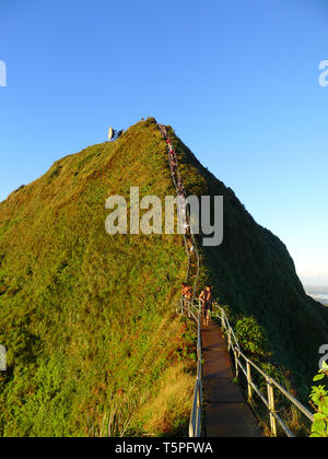 Berühmte Haiku Treppen, Treppe in den Himmel mit Wanderern auf der Treppe nach unten klettern. Stockfoto