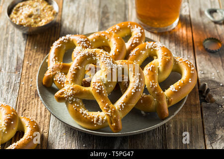 Hausgemachte Bayerische weiche Brezeln mit Senf und Bier Stockfoto